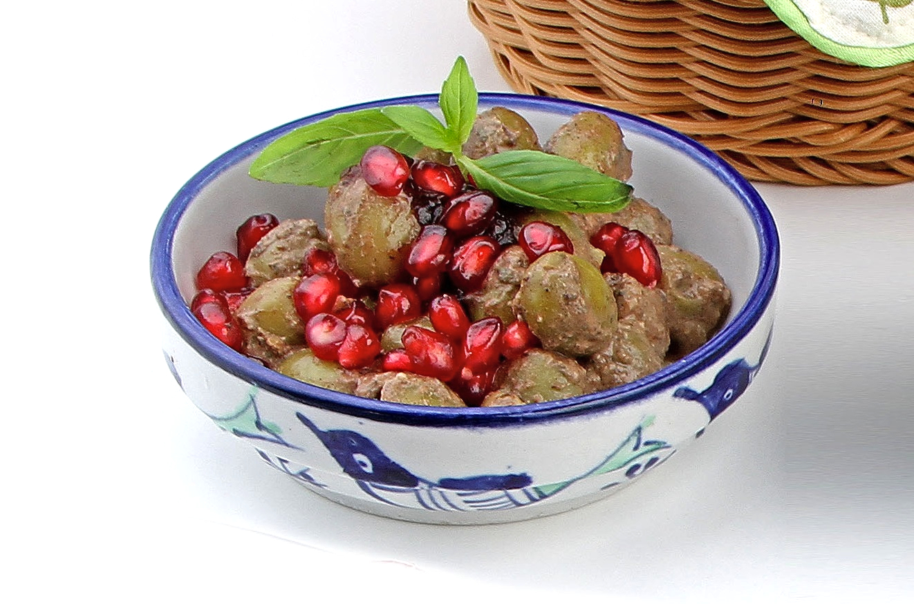 طرز تهیه زیتون پرورده گیلانی با گردو و سبزیجات معطر