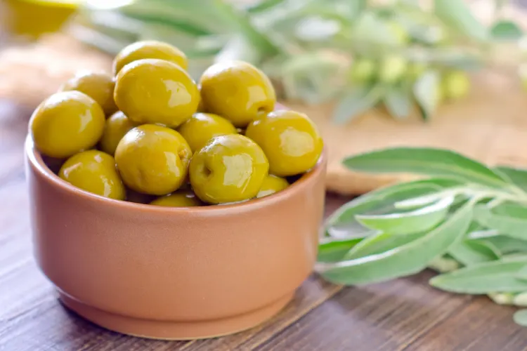قیمت زیتون شور و بی هسته رودبار